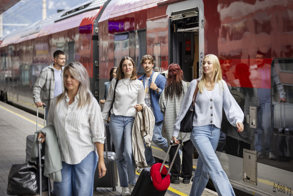 Reisende vor RailJet