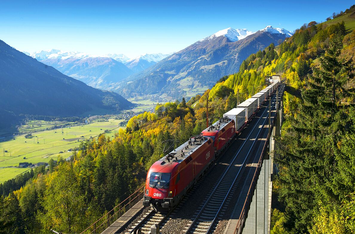 Güterzug mit Containern (c) oebb_Hanno Thurnher