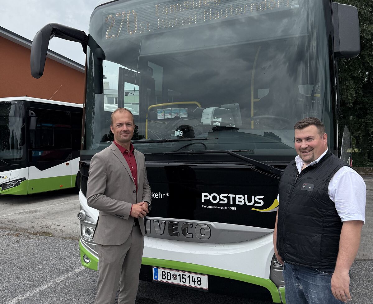 Regionalmanager Markus Brandstetter mit Verkehrsleiter Peter Höritsch vor einem Bus der Linie 270