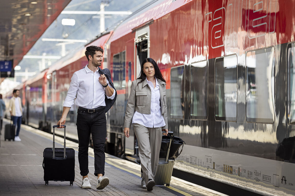Reisende am Bahnsteig
