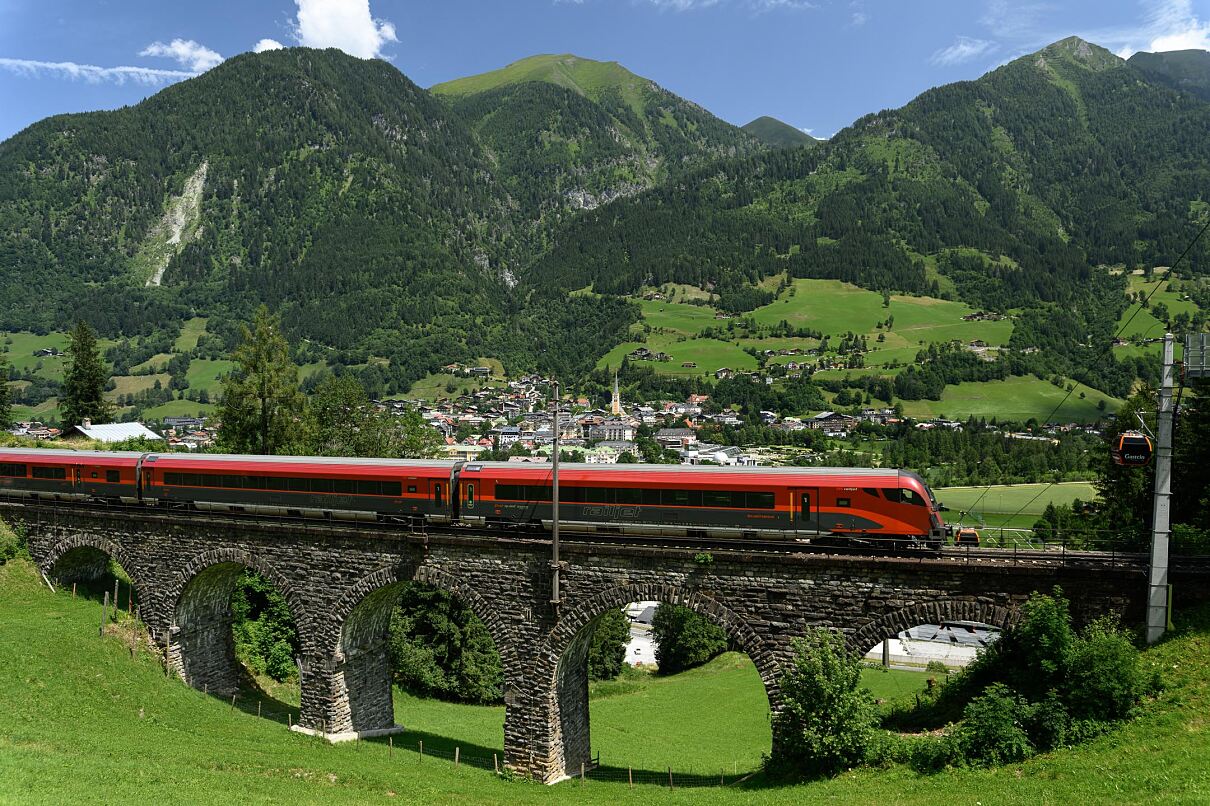 Railjet im Gasteinertal