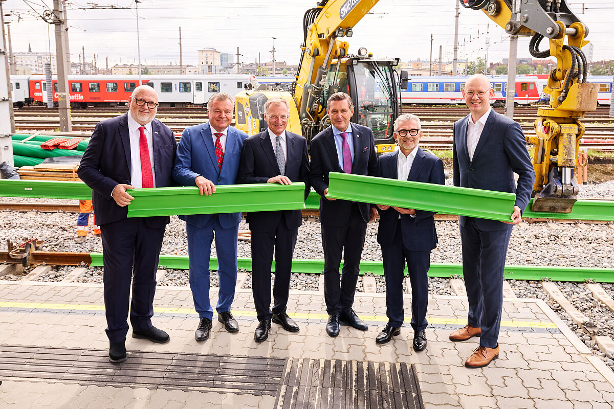 Vertreter der voestalpine, ÖBB, des Landes Oberösterreich, der Bundesregierung und der Stadt Linz bei der Verlegung der ersten Grünen Schiene 