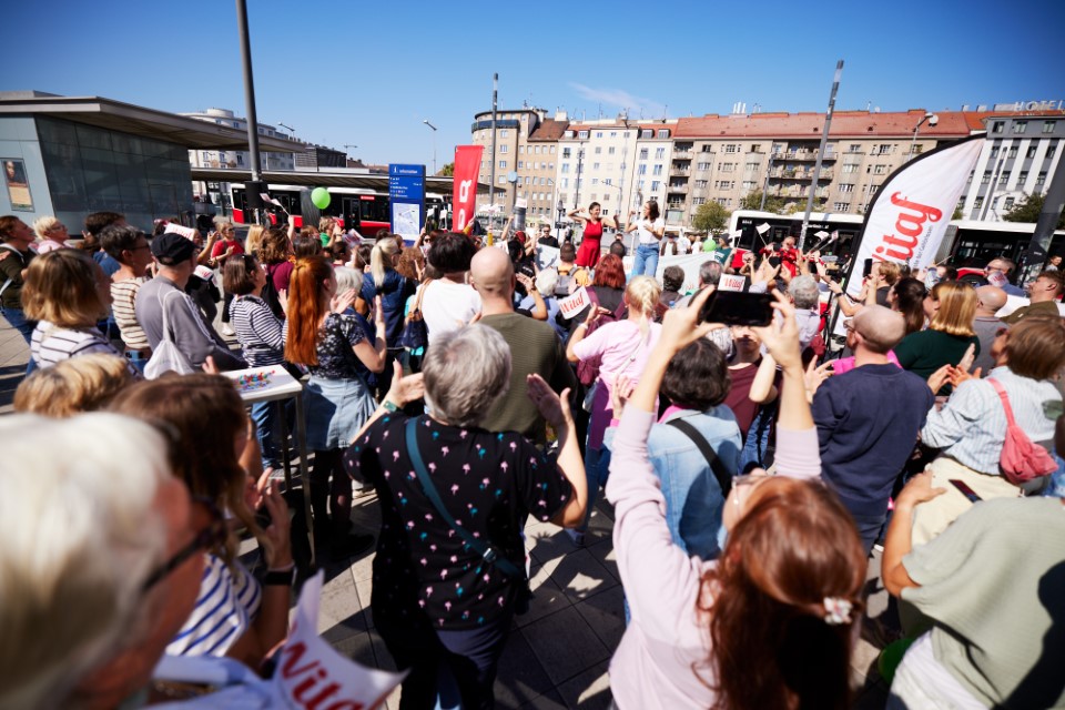Flashmob am Wiener Hauptbahnhof am Tag der Gebärdensprachen © ÖBBScheiblecker