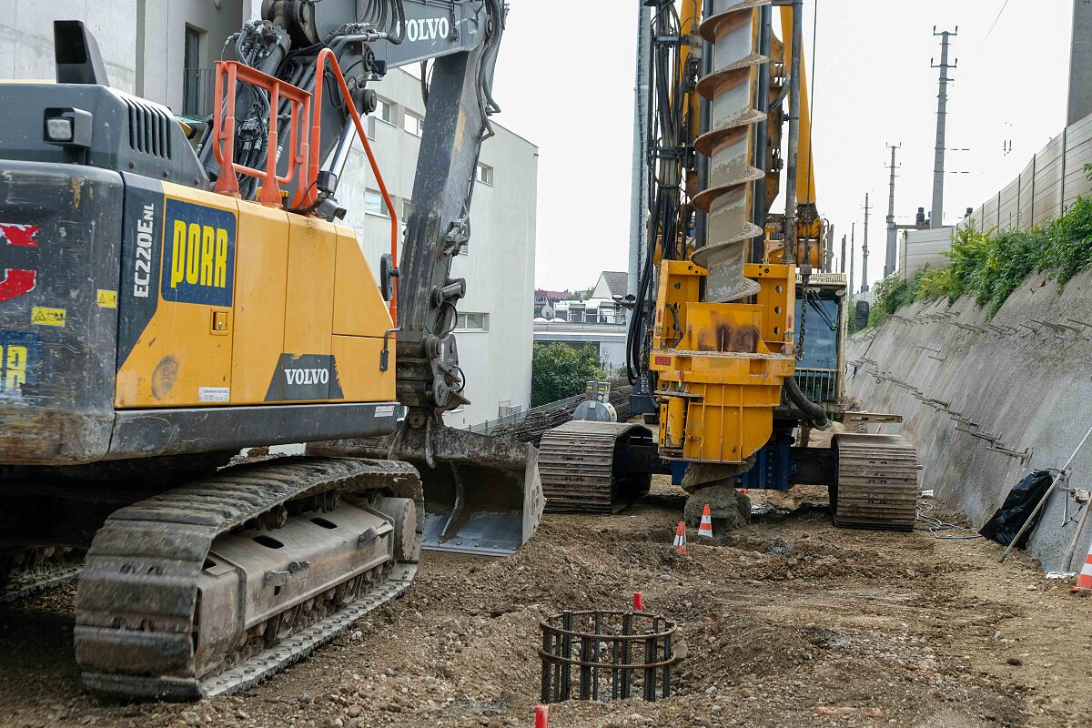 Wr. Neustadt Hbf.: Spritzbetonwand - Bohrungen  - Stützmauer