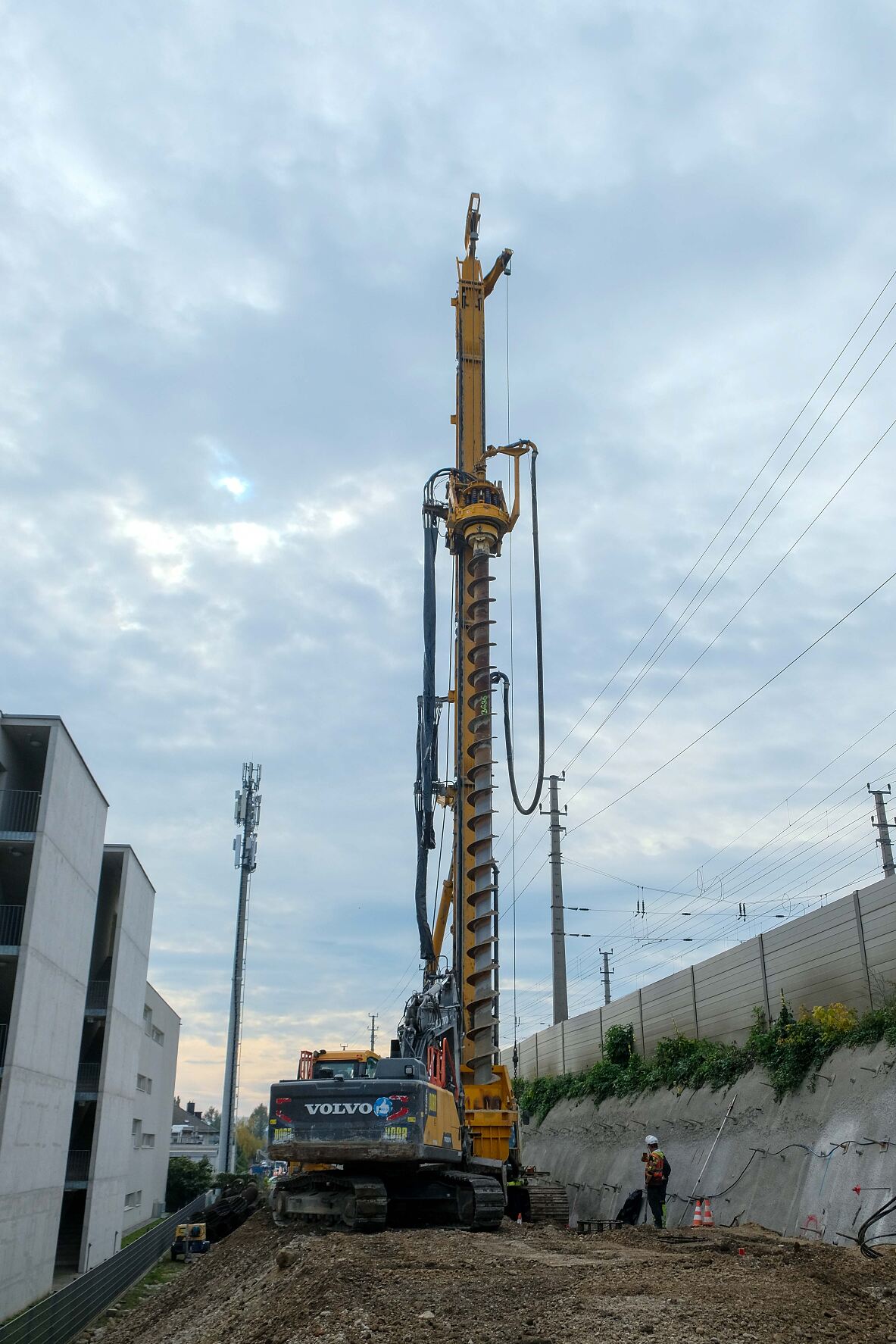 Wr. Neustadt Hbf.: Spritzbetonwand - Bohrungen  - Stützmauer