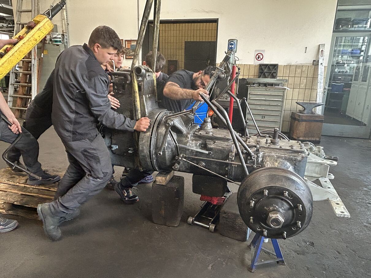 Postbus-Lehrlinge restaurierten Steyr-Traktor für Licht ins Dunkel