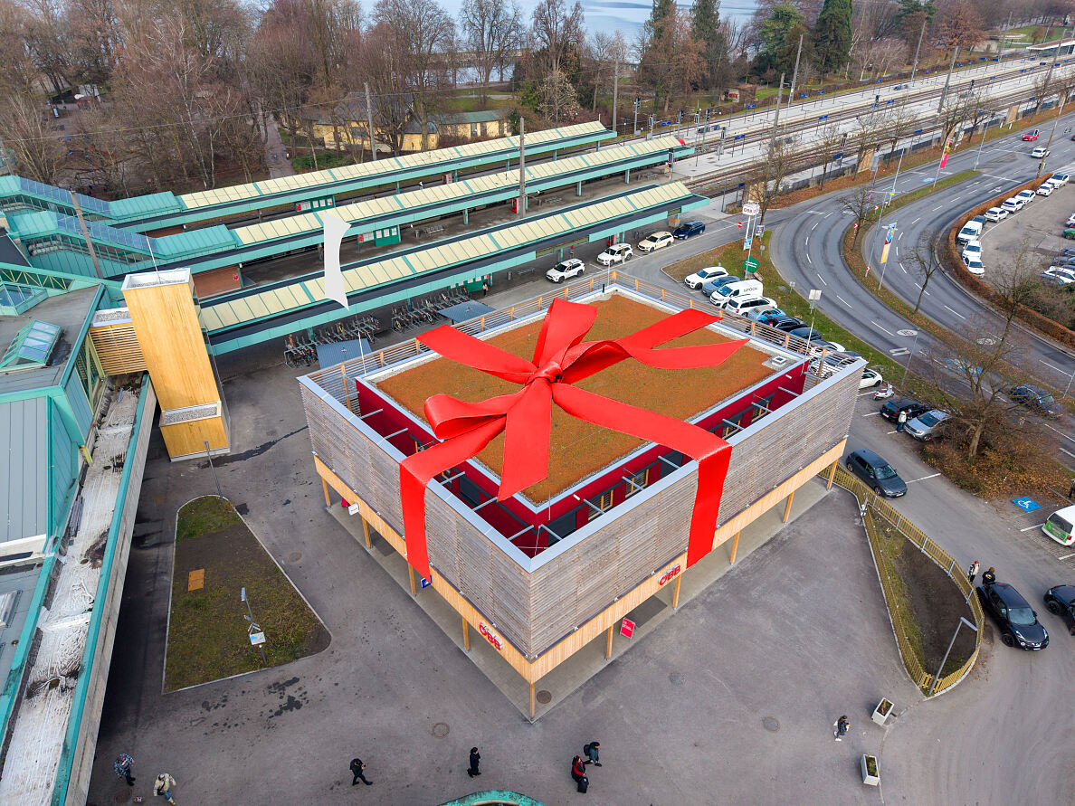 Ausweichgebäude als Geschenk an Fahrgäste und Mitarbeitende