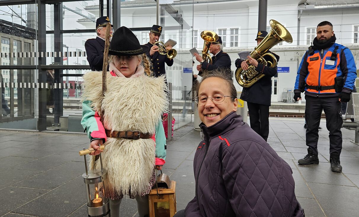 Empfang des Friedenslichts am Salzburger Hauptbahnhof