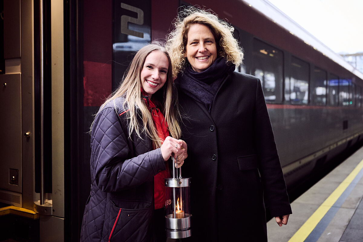 Zugbegleiterin Fanni Stockerer hat das Friedenslicht am Wiener Hauptbahnhof übergeben
