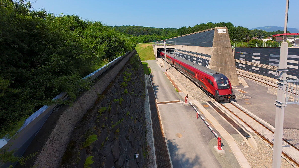 1_Koralmtunnel Portal Stmk mit Railjet_c_ÖBB