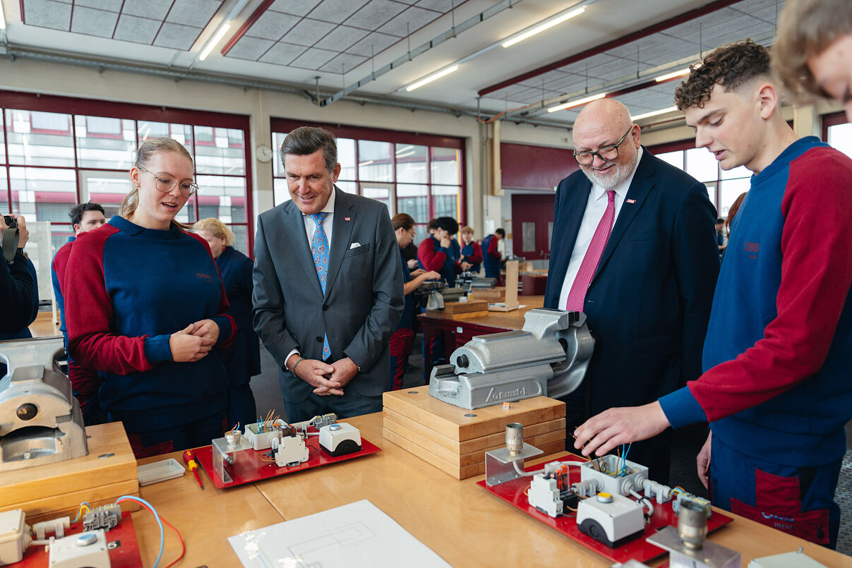 HBM Hanke_CEO Matthä_Lehrlinge_PK_c_OEBB_Leonte