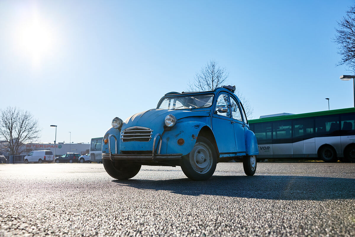 Postbus_Lehrlingsprojekt 5.0_Restaurierung 2CV_Licht ins Dunkel
